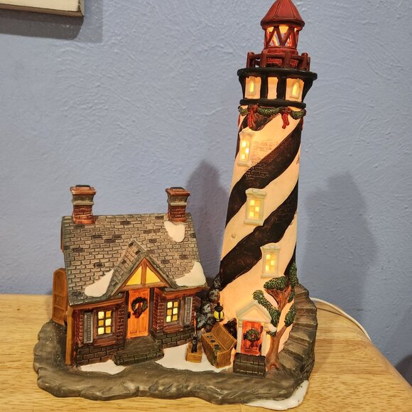 Santa's Workbench RIVERGATE LIGHTHOUSE Christmas Village Classic Series 2001 - Picture 6 of 6